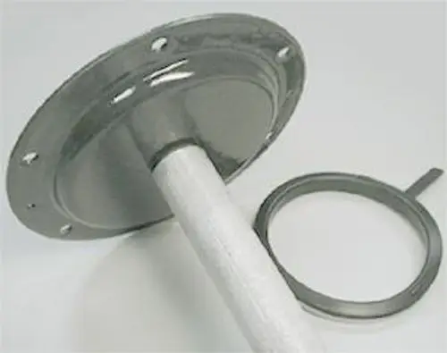 Remeha Speicherflansch mit einem angeschlossenen Rohr und einer Dichtung. Das Produkt ist zur Befestigung in Heizsystemen vorgesehen.